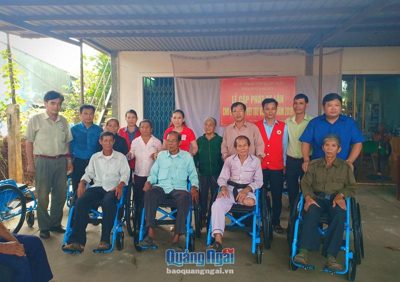 Giám đốc Quỹ Bảo trợ trẻ em tỉnh Bùi Đức Thọ trao tặng xe lăn cho người khuyết tật. 