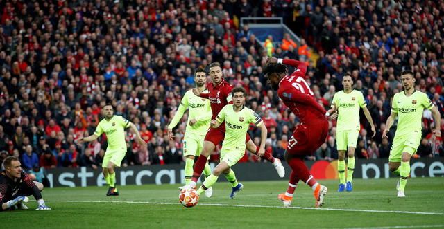   Pha đệm bóng mở tỉ số cho Liverpool của Divock Origi (áo đỏ) - Ảnh: REUTERS