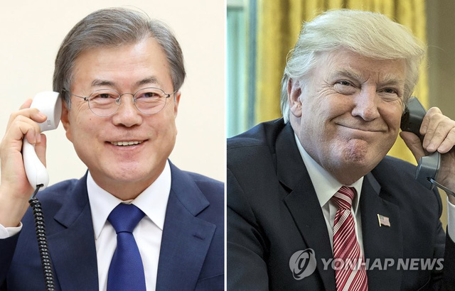 Tổng thống Hàn Quốc Moon Jae In (trái) và tổng thống Mỹ Donald Trump điện đàm cho nhau - Ảnh: YONHAP