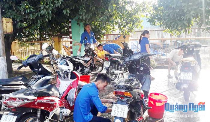 Đoàn viên thanh niên xã Hành Tín Đông (Nghĩa Hành) rửa xe gây quỹ, giúp đỡ người nghèo.