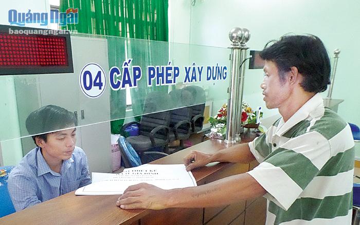 Cán bộ Bộ phận một cửa UBND huyện Trà Bồng giải quyết hồ sơ cho người dân.