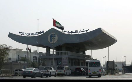  Cảng Fujairah cách eo biển Hormuz khoảng 140 km về phía Nam. Ảnh: REUTERS
