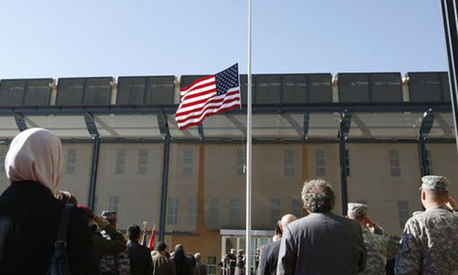 Lễ chào cờ tại Đại sứ quán Mỹ ở Baghdad năm 2009. (Ảnh: Reuters)