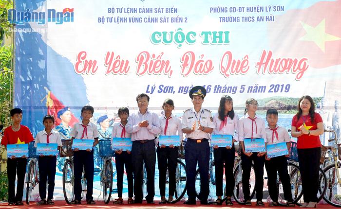 Cảnh sát biển tặng xe đạp cho học sinh con ngư dân nghèo vượt khó học giỏi của huyện Lý Sơn.