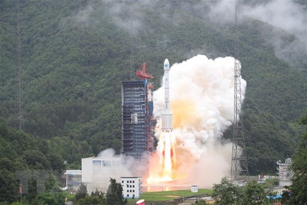 Tên lửa đẩy Trường Chinh-3B mang theo 2 vệ tinh Bắc Đẩu-3 rời bệ phóng ở Tứ Xuyên, Trung Quốc ngày 29-7. (Ảnh: THX/TTXVN)