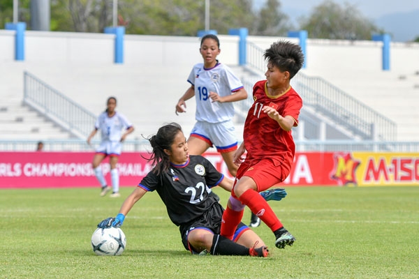 Một pha bóng trong trận tranh HCĐ giữa U15 nữ Việt Nam (áo đỏ) và U15 nữ Philippines. Ảnh: VFF