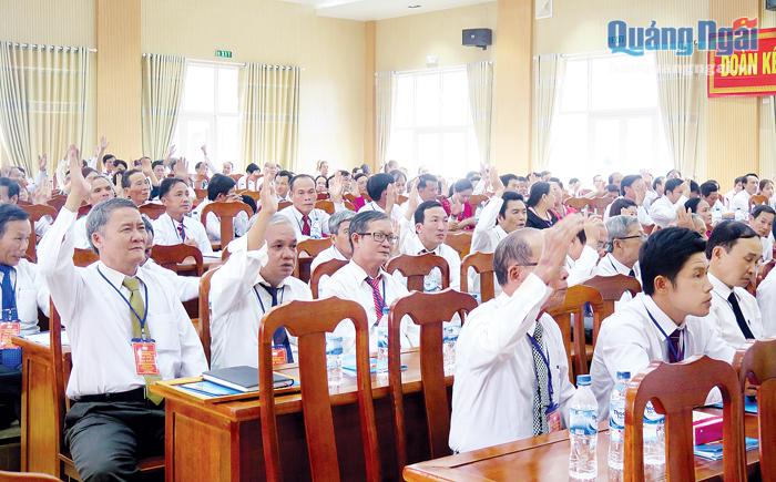 Các đại biểu dự Đại hội MTTQ Việt Nam huyện Sơn Tịnh biểu quyết thông qua Nghị quyết đại hội.