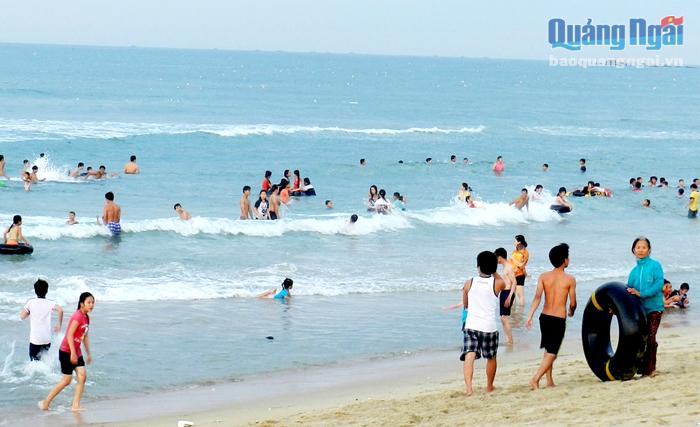 Bãi biển Tân An, xã Nghĩa An (TP.Quảng Ngãi) mỗi ngày đón hàng trăm lượt du khách.