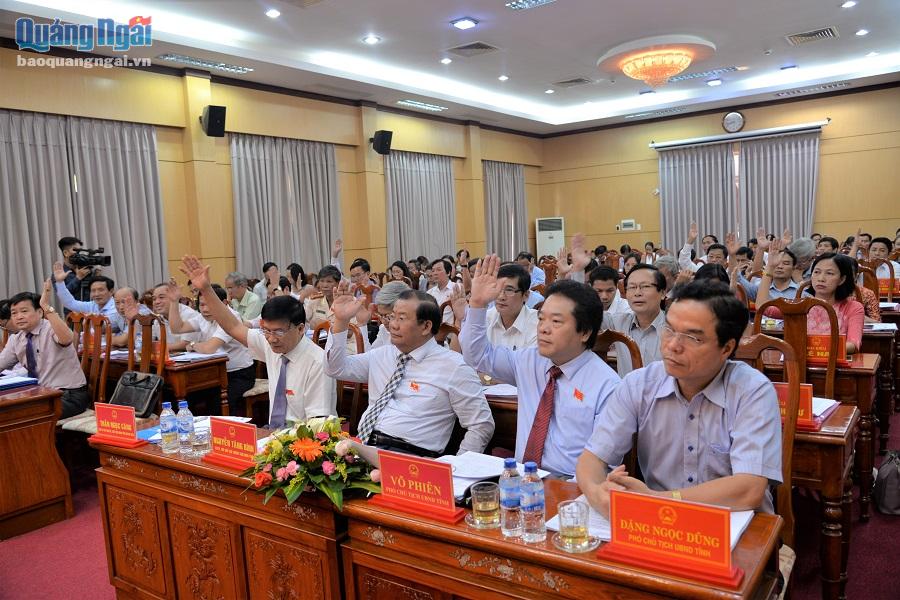 Các đại biểu biểu quyết thông qua 5 nội dung quan trọng tại kỳ họp thứ 14, HĐND tỉnh khóa XII