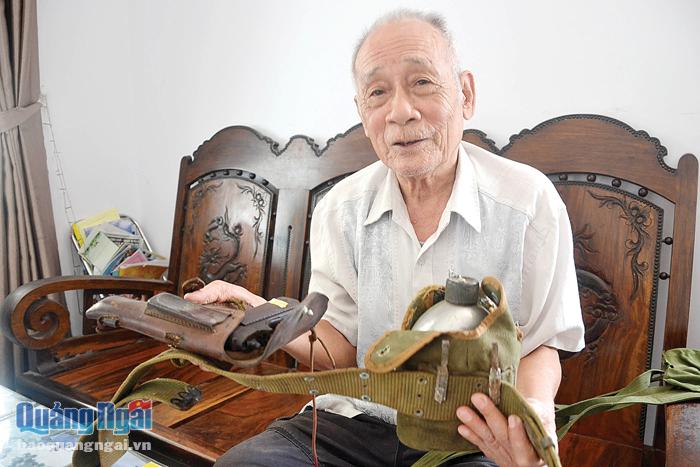 Ông Phan Công Chánh cùng những kỷ vật từ trận chiến Ba Gia mà ông giữ làm kỷ niệm suốt 54 năm qua.