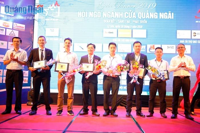 Trao kỉ niệm chương cho thành viên BTC Hội ngành cửa Quảng Ngãi. 
