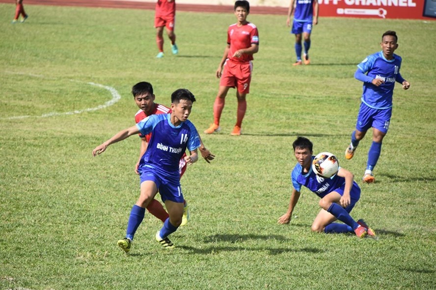  Bình Thuận (áo xanh) đánh bại Vĩnh Long với tỷ số 5-2. Ảnh: VFF