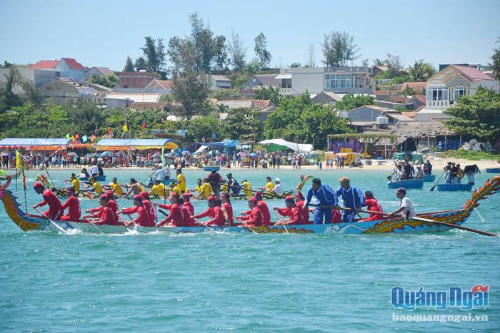 Đông đảo nhân dân địa phương tham gia Hội đua thuyền.
