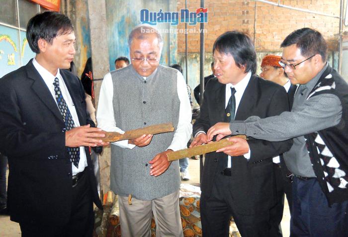 Chủ tịch UBND huyện Trà Bồng Nguyễn Xuân Bắc (bên trái) giới thiệu đặc sản quế Trà Bồng với các doanh nhân Ấn Độ.