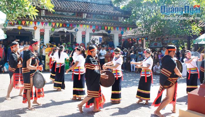  Văn hóa cồng chiêng của đồng bào Cor ở huyện Trà Bồng luôn được gìn giữ, phát huy.