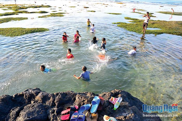 Việc thiếu quan tâm của gia đình trong việc nhắc nhở con em vào mỗi dịp hè là một trong những mối nguy về đuối nước ở trẻ em. Trong ảnh: Trẻ em Lý Sơn tắm biển vào mùa hè.