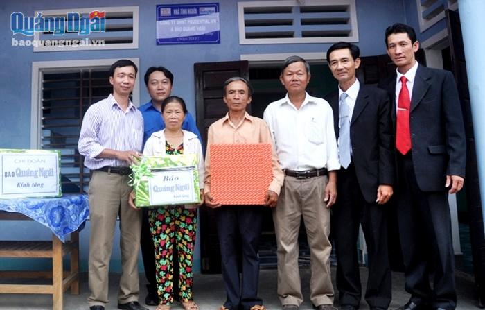 Lãnh đạo Báo Quảng Ngãi tặng quà, bàn giao nhà tình nghĩa cho một gia đình thương binh ở xã Hành Phước, huyện Nghĩa Hành
