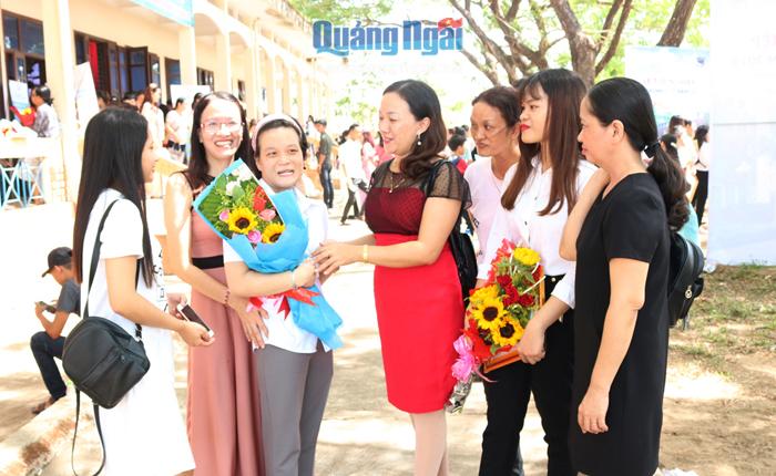 Người thân, bạn bè chúc mừng Lê Minh Thương (thứ 3 từ trái sang) trong ngày nhận bằng tốt nghiệp đại học.