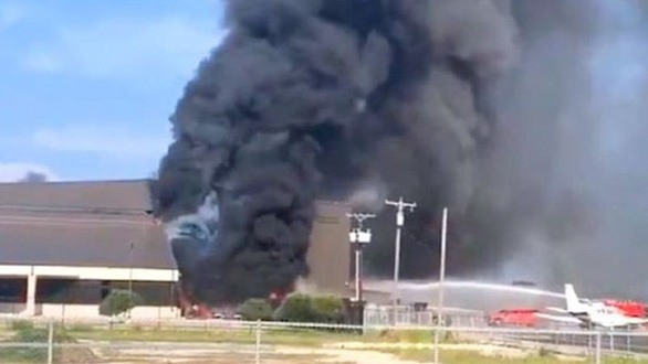  Khói đen bốc lên cao sau khi chiếc máy bay phản lực cánh quạt loại nhỏ Beechcraft Super King Air 350 đâm vào nhà chứa máy bay tại sân bay Addison, Texas - Ảnh: MYNATION