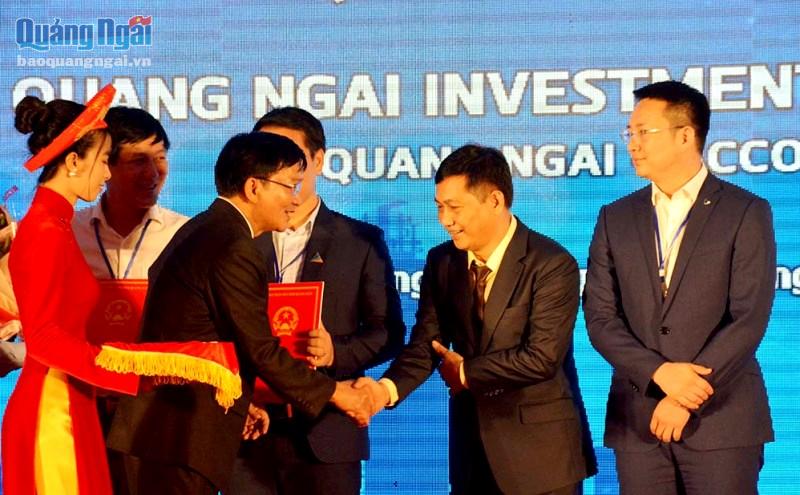 Lãnh đạo tỉnh trao Giấy chứng nhận đầu tư cho Công ty Cổ phần Nông nghiệp công nghệ cao Trần Việt