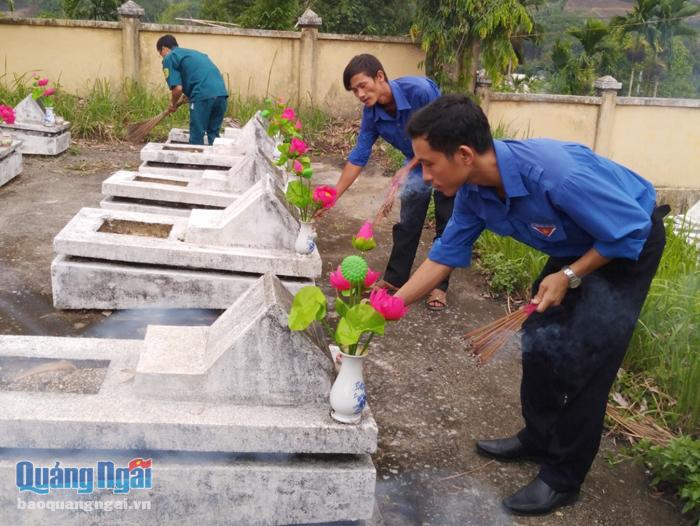 Đoàn viên, thanh niên huyện Trà Bồng dâng hương và thay mới hoa ở nghĩa trang liệt sĩ huyện.