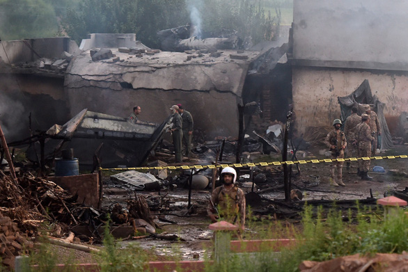  Quân đội làm việc tại khu vực máy bay rơi ngày 30-7 - Ảnh: AFP