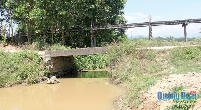  Cầu Sông Cùng, xã Nghĩa Thuận (Tư Nghĩa) xuống cấp nghiêm trọng, vừa được tỉnh phân bổ 14 tỷ đồng để đầu tư xây mới.