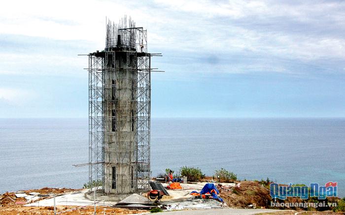  Công trình nâng cấp, cải tạo cột cờ Tổ quốc ở đảo Lý Sơn đang trong giai đoạn về đích.