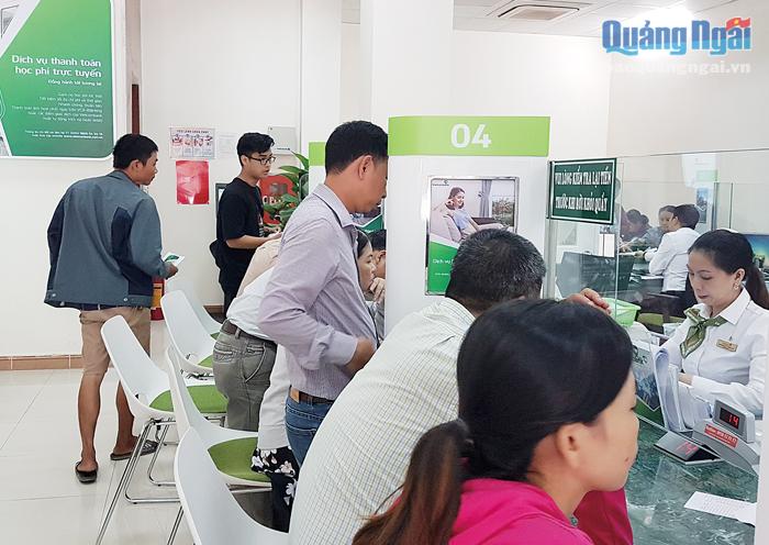 Khách hàng đến giao dịch tại Phòng giao dịch Vietcombank Quang Trung - Chi nhánh Dung Quất.