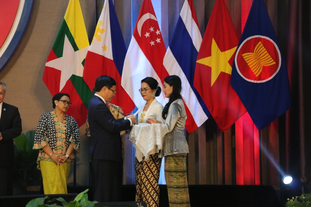 Phó Thủ tướng Phạm Bình Minh chuyển thông điệp của Thủ tướng Chính phủ Việt Nam Nguyễn Xuân Phúc vào Hộp thông điệp tương lai tại trụ sở mới của Ban Thư ký ASEAN. Ảnh: Bộ Ngoại giao cung cấp.