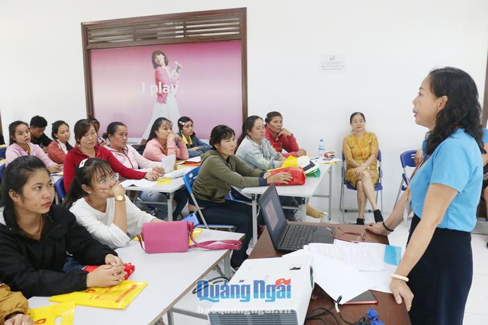 Phó Chủ tịch Công đoàn KKT Dung Quất và các KCN tỉnh Đinh Thị Thanh Thủy tư vấn pháp luật cho CNLĐ.