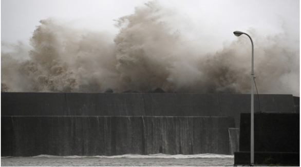  Bão Krosa trút mưa lớn khủng khiếp xuống miền tây Nhật Bản, gây lũ lụt và sạt lở - Ảnh: KYODO