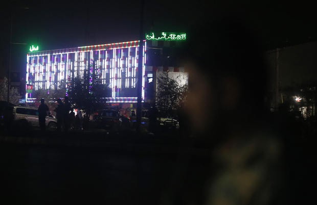   Cảnh sát Afghanistan đứng gác bên ngoài sảnh cưới sau vụ nổ ở Kabul đêm 17-8. Ảnh: AP