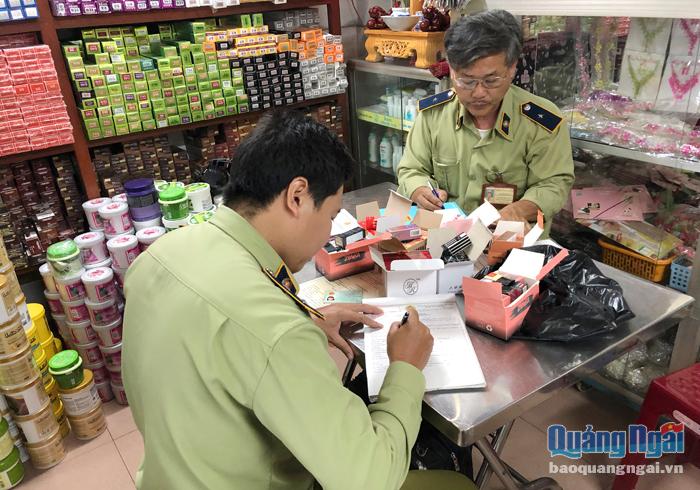  Lực lượng Quản lý thị trường kiểm tra một cửa hàng kinh doanh  mỹ phẩm.