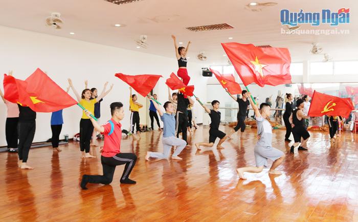 Các diễn viên múa và cộng tác viên của Đoàn ca múa nhạc dân tộc tỉnh hăng say tập luyện chuẩn bị cho chương trình nghệ thuật kỷ niệm 60 năm khởi nghĩa Trà Bồng và miền Tây Quảng Ngãi.