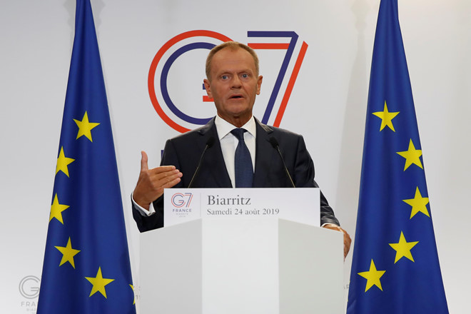 Chủ tịch Hội đồng châu Âu Donald Tusk nói bên lề hội nghị G7 ngày 24/8 ở Pháp: “Chiến tranh thương mại sẽ dẫn đến suy thoái kinh tế”. Ảnh: Reuters.