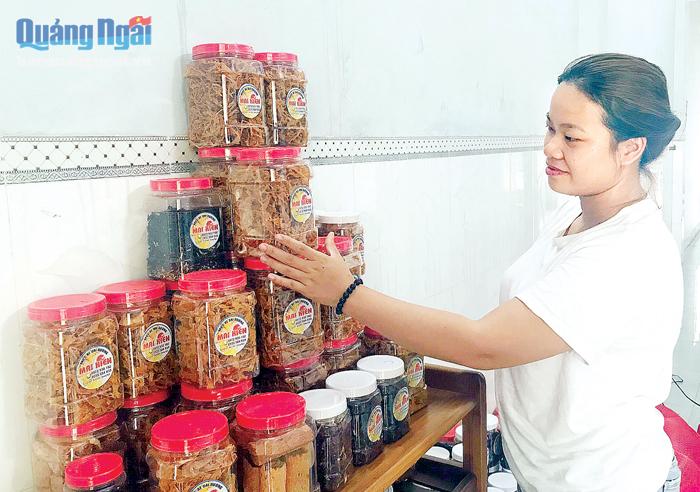 Tận dụng nguyên liệu sẵn có tại địa phương, chị Mai Thị Lệ Kiên đã tạo ra nhiều sản phẩm mực tẩm ướp gia vị và được khách hàng trong nước ưa chuộng.