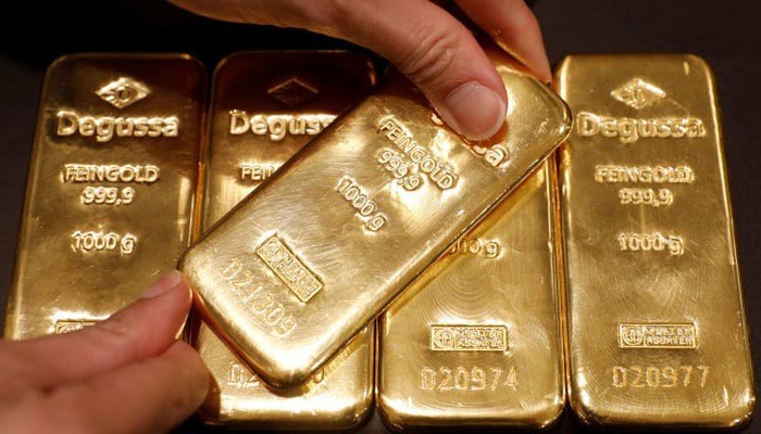 Ngoài nhu cầu phòng ngừa rủi ro, giá vàng còn đang được hỗ trợ bởi làn sóng nới lỏng chính sách tiền tệ để hỗ trợ tăng trưởng trên toàn cầu - Ảnh: Reuters/CNBC.
