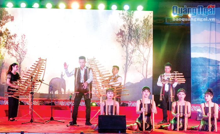 Tiết mục biểu diễn của đoàn nghệ thuật huyện Sơn Hà tại Liên hoan văn nghệ quần chúng tỉnh năm 2019 tại huyện Trà Bồng.  ẢNH: ĐĂNG SƯƠNG