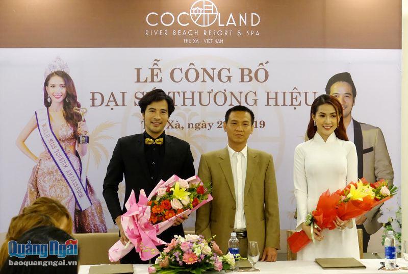 Ông Trần Khắc Nguyên, Chủ tịch Hội đồng quản trị Công ty TNHH MTV Du lịch CocoLand tặng hoa cho 2 đại sứ thương hiệu tại buổi công bố