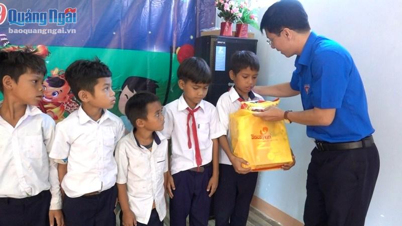 Anh Đặng Minh Thảo- Bí thư Tỉnh đoàn tặng quà Trung thu cho các em thiếu nhi