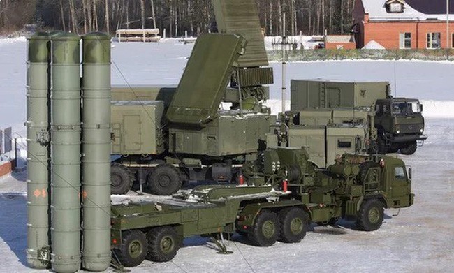  Các xe bệ phóng và radar thuộc tổ hợp S-400 Nga. (Ảnh: TASS)