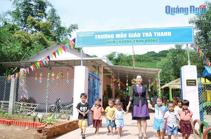 Cô giáo Trần Thị Minh Hiền cùng với các em ở điểm trường mầm non thôn Vuông, xã Trà Thanh (Tây Trà). 