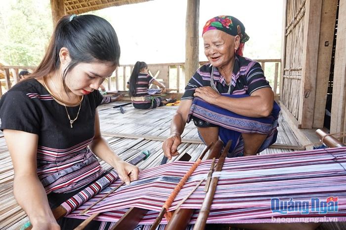 Hội thi dệt vải là phần thi hấp dẫn đối với phụ nữ làng Teng.
