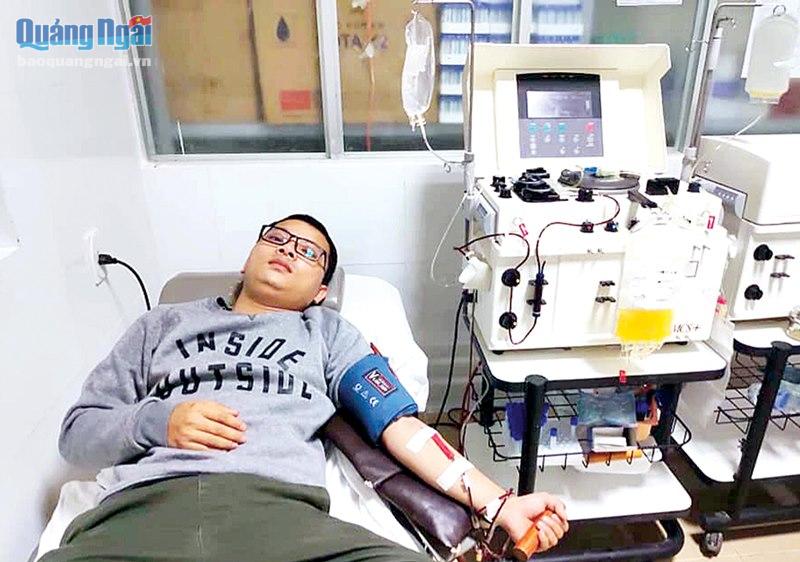 Thành viên CLB Ngân hàng máu sống Facebook – Quảng Ngãi tham gia hiến tiểu cầu cứu người bệnh sốt xuất huyết. Ảnh: PV