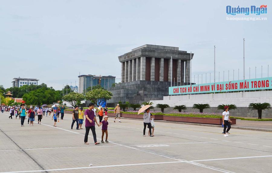 Thăm Lăng Chủ tịch Hồ Chí Minh là một trong những lựa chọn của nhiều du khách trong và ngoài nước khi đến với Hà Nội.