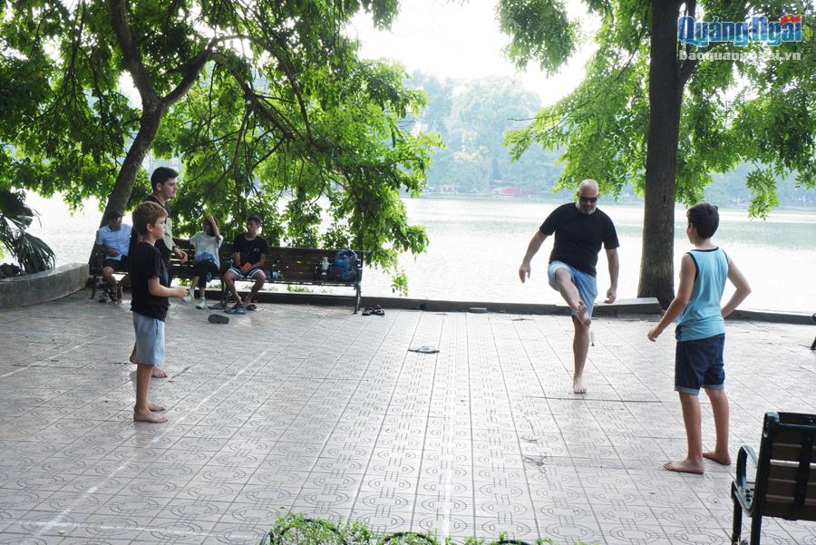 Du khách nước ngoài có thể chơi thể thao với các em nhỏ Hà thành.