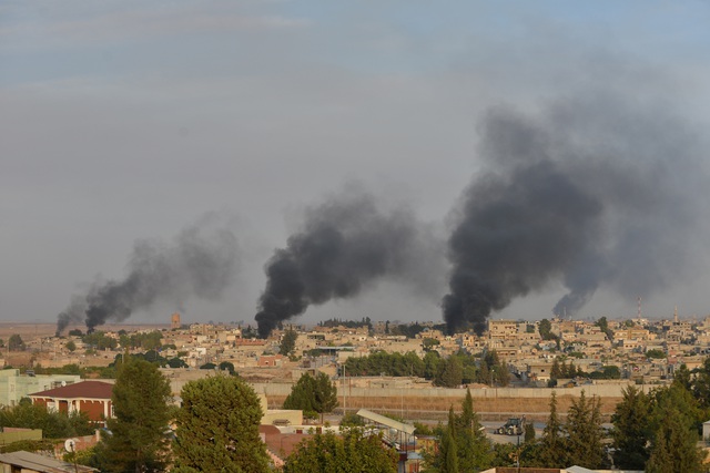  Khói đen bốc lên từ thị trấn Ras al-Ain tại Syria nhìn từ phía Thổ Nhĩ Kỳ (Ảnh: Reuters)