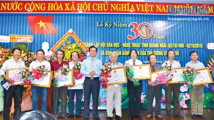  Các hội viên Hội VH - NT tỉnh đạt nhiều giải thưởng cao, được UBND tỉnh tặng bằng khen.