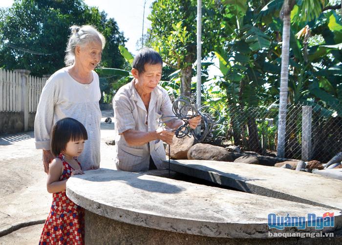 Dù có hệ thống nước sạch, nhưng nhiều hộ dân ở xóm An Phú, thôn Phú Nhiêu 2, xã Bình Phú (Bình Sơn), vẫn lấy nước ở giếng cổ để sử dụng trong sinh hoạt hằng ngày.
